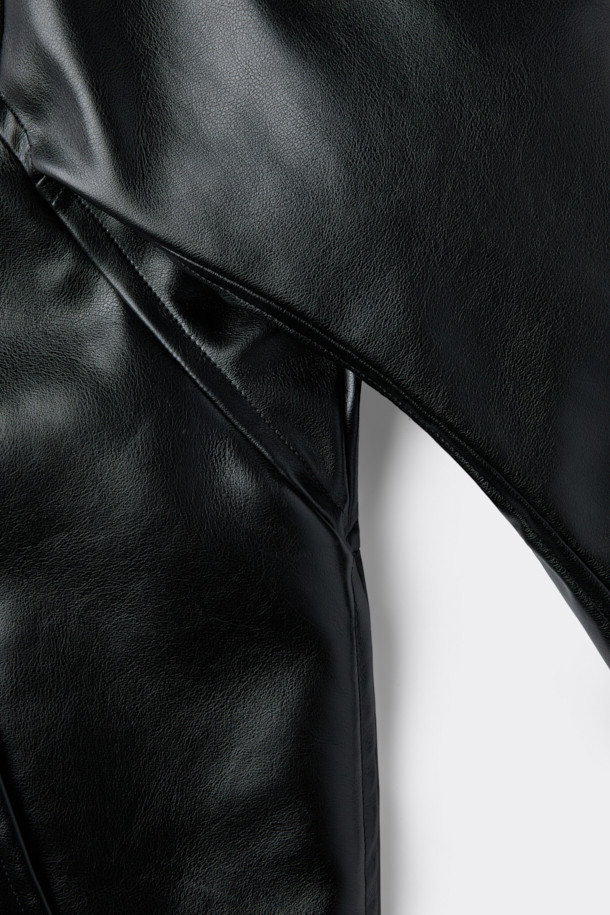 HED MAYNER (헤드 메이너)의 블랙 페이크 레더 패디드 파카는 겨울철 일상에서 모던하고 미니멀한 스타일을 연출하기에 완벽한 아우터입니다. 부드러운 합성 가죽 소재에 넉넉한 오버핏 실루엣으로 편안한 착용감을 선사하며, 퀼팅 안감과 두꺼운 두께로 뛰어난 보온성을 제공합니다. 라운드 숄더, 소매 스트랩, 내/외부 포켓, YKK 2-Way 지퍼, 은은한 광택감 등의 디테일이 돋보이며, 긴 소매 기장으로 세련된 분위기를 더합니다. 시크하고 캐주얼한 스타일을 즐기는 남성분들께 추천하는 아이템입니다.
