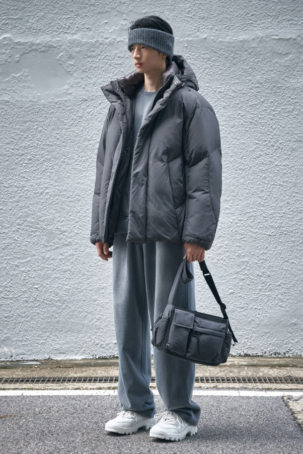 브라운 후디 다운 푸퍼 재킷은 겨울철 일상에서 캐주얼하고 미니멀한 스타일을 연출하기에 좋은 아우터입니다. 넉넉한 오버핏으로 편안함을 강조하며, 후드와 이중넥, 이중 플라켓, 2-WAY 지퍼 등의 디테일이 돋보입니다. 무지 디자인에 나일론과 구스다운 소재를 사용하여 보온성을 높였으며, 두꺼운 두께감으로 추운 날씨에도 따뜻하게 착용할 수 있습니다. 밑단 스트링과 히든 포켓은 실용성을 더해주며, 긴 소매 기장으로 더욱 포근한 느낌을 줍니다.
