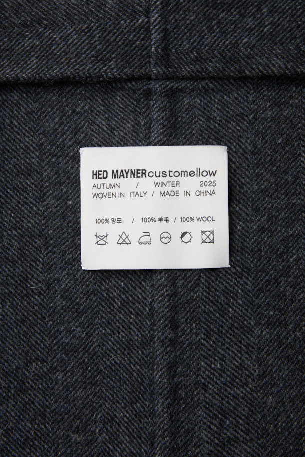 HED MAYNER (헤드 메이너)의 Grey Back Slit Robe Coat (그레이 백 슬릿 로브 코트)는 미니멀한 스타일을 추구하는 당신을 위한 아우터입니다. 가을, 겨울 시즌에 어울리는 롱 기장의 로브 코트로, 이탈리안 울 원단을 사용하여 부드러운 촉감을 선사합니다. 오버핏과 루즈핏으로 편안한 착용감을 강조하며, 후면 넥 슬릿과 벨트 허리 슬릿 구조가 독특한 디자인 포인트를 더합니다. 출근룩, 오피스룩, 모임룩 등 다양한 TPO에 활용 가능한 클래식하고 시크한 아이템입니다.
