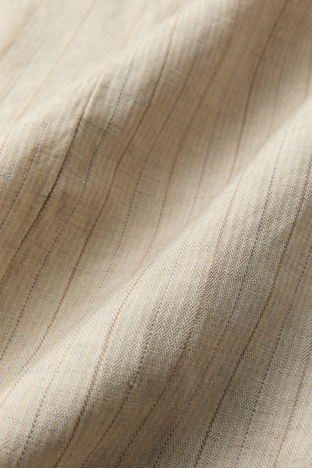 HED MAYNER (헤드 메이너)의 아이보리 린넨 Falling Back 재킷입니다. 부드러운 린넨과 레이온 혼방 소재로 제작되어 봄, 여름 시즌에 적합하며, 릴랙스 핏으로 편안한 착용감을 선사합니다. 와이드 피크드 라펠과 구조적인 어깨 패드가 특징이며, 비대칭 실루엣과 후면 드레이프 디자인으로 모던하고 미니멀한 스타일을 연출합니다. 데이트룩, 오피스룩, 비즈니스 캐주얼 등 다양한 TPO에 시크하게 매치할 수 있는 테일러드 재킷입니다. 안감은 큐프라 비스코스 소재를 사용하여 부드러운 촉감을 더했습니다.
