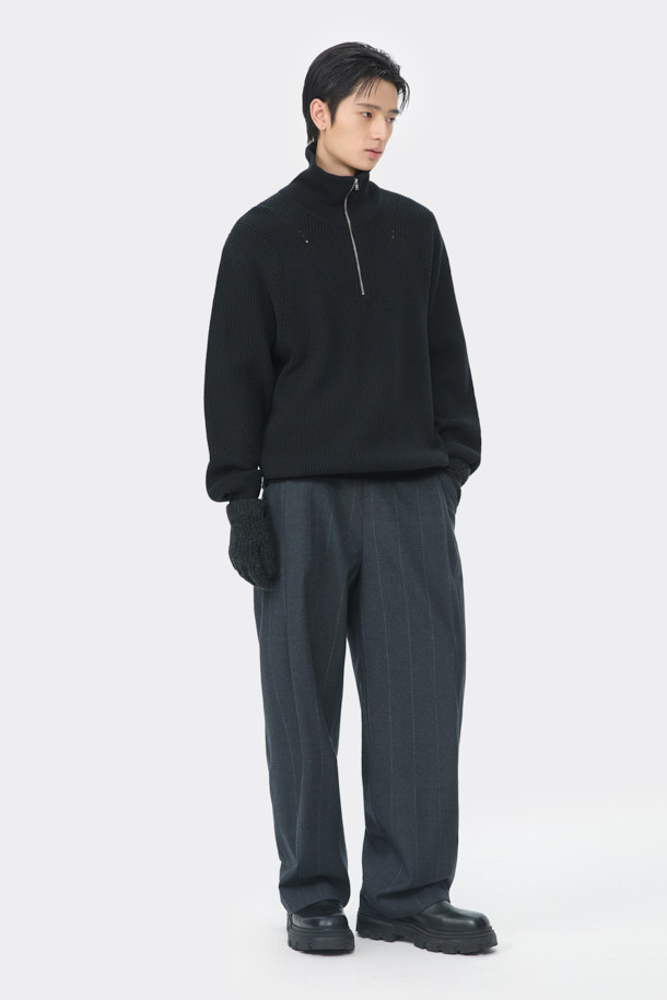 그레이 와이드 핏 원턱 스트라이프 셋업 팬츠는 가을, 겨울 시즌 남성들을 위한 클래식 스타일의 팬츠입니다. 울, 폴리에스테르, 캐시미어, 폴리우레탄 혼방 소재로 제작되어 부드러운 촉감과 편안한 착용감을 선사합니다. 릴랙스 핏에 와이드한 실루엣, 핀턱 디테일, 벨트고리, 버클 허리끈으로 디자인되어 출근룩, 비즈니스 캐주얼, 모임룩 등 다양한 TPO에 활용 가능합니다. 미니멀하고 시크한 분위기를 연출하며, 스트라이프 패턴으로 세련된 포인트를 더했습니다. 벨트 착용이 가능하며, 셋업 스타일링으로 더욱 완성도 높은 룩을 연출할 수 있습니다.
