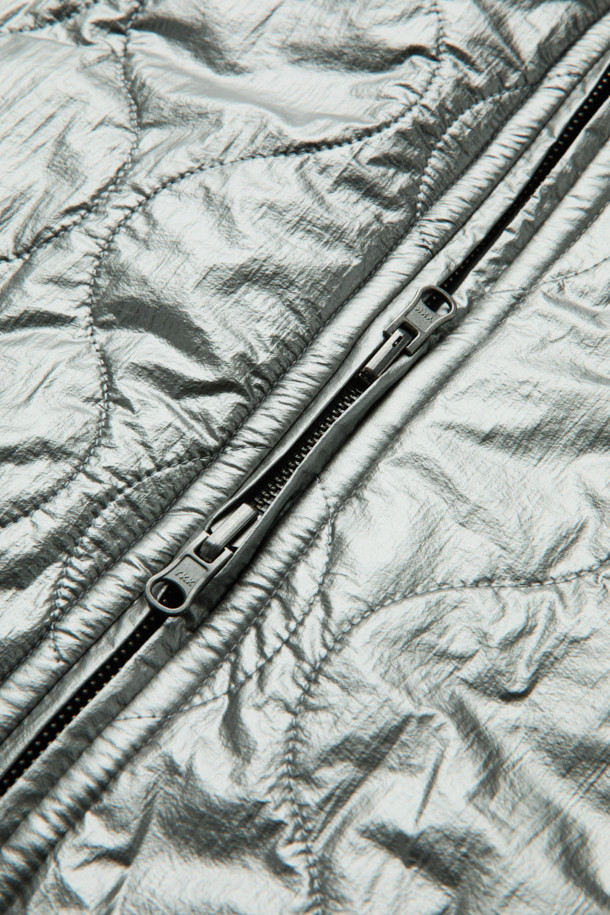 브라운 컬러의 Brown Millerain 파이어맨 재킷입니다. 가을과 겨울에 착용하기 좋은 두꺼운 두께감의 남성용 점퍼로, 밀리터리 및 클래식 스타일을 연출합니다. 면 소재로 제작되었으며, 오버핏 레귤러 기장으로 편안한 착용감을 선사합니다. 탈부착 가능한 패딩 내피와 카라 배색, YKK 2-Way 지퍼, 앞여밈 쇠고리 디테일이 특징입니다. 출근룩, 클래식, 미니멀, 워크웨어 스타일로 다양한 코디에 활용하기 좋습니다.
