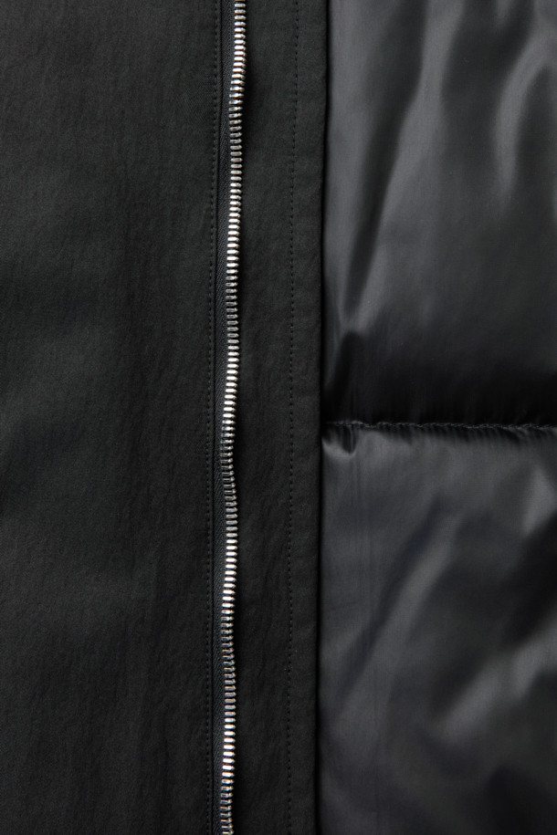 [HED MAYNER] 블랙 오버사이즈 핏 패딩 파카는 겨울철 일상과 출근룩에 모두 잘 어울리는 남성용 점퍼입니다. 부드러운 나일론 소재와 두꺼운 두께감으로 보온성을 높였으며, 오버핏 디자인과 라운드 숄더, 소매 스트랩 디테일이 특징입니다. 퀼팅 안감과 내외부 포켓 구성으로 실용성을 더했으며, 지퍼 여밈 방식으로 간편하게 착용할 수 있습니다. 미니멀하고 시크한 스타일을 연출하기에 좋으며, 다양한 룩에 활용하기 용이합니다.
