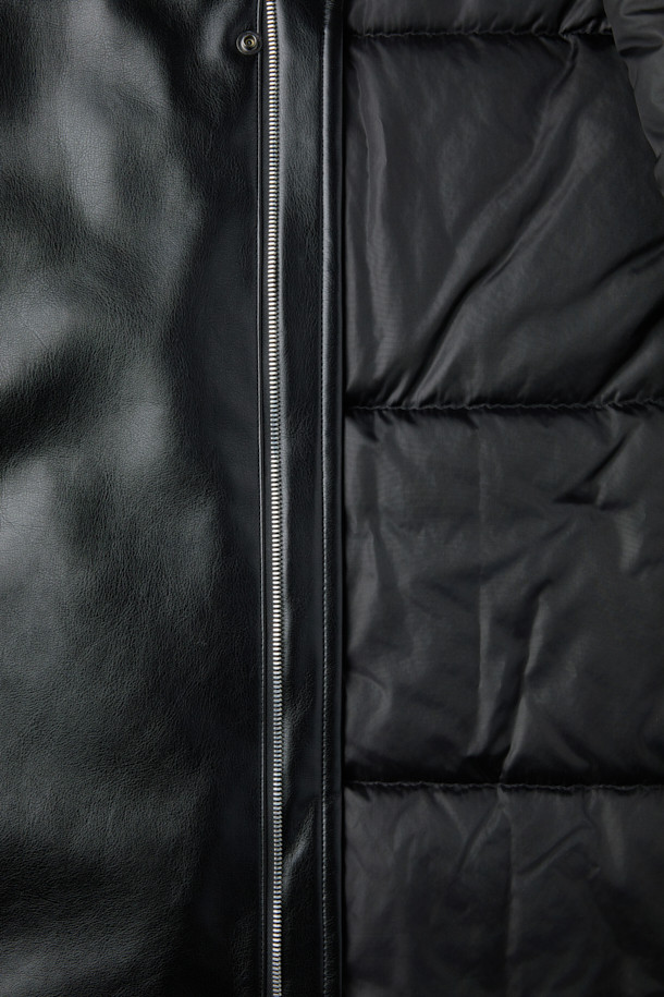 HED MAYNER (헤드 메이너)의 블랙 페이크 레더 패디드 파카는 겨울철 일상에서 모던하고 미니멀한 스타일을 연출하기에 완벽한 아우터입니다. 부드러운 합성 가죽 소재에 넉넉한 오버핏 실루엣으로 편안한 착용감을 선사하며, 퀼팅 안감과 두꺼운 두께로 뛰어난 보온성을 제공합니다. 라운드 숄더, 소매 스트랩, 내/외부 포켓, YKK 2-Way 지퍼, 은은한 광택감 등의 디테일이 돋보이며, 긴 소매 기장으로 세련된 분위기를 더합니다. 시크하고 캐주얼한 스타일을 즐기는 남성분들께 추천하는 아이템입니다.
