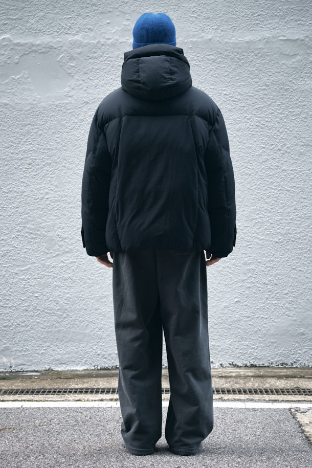 블랙 후디 다운 푸퍼 재킷은 겨울철 일상에서 캐주얼하고 미니멀한 스타일을 연출하기에 적합합니다. 넉넉한 오버핏에 후드 디자인으로 편안함을 더했으며, 무지 패턴으로 어떤 옷에도 쉽게 매치할 수 있습니다. 나일론과 구스다운 소재를 사용하여 보온성을 높였으며, 두꺼운 두께감으로 추운 날씨에도 따뜻하게 착용할 수 있습니다. 집업 여밈 방식에, 이중 플라켓, 히든 포켓, 밑단 스트링, 2-Way 지퍼 등의 디테일로 실용성을 더했습니다. 긴 소매 기장으로 더욱 포근한 착용감을 선사합니다.
