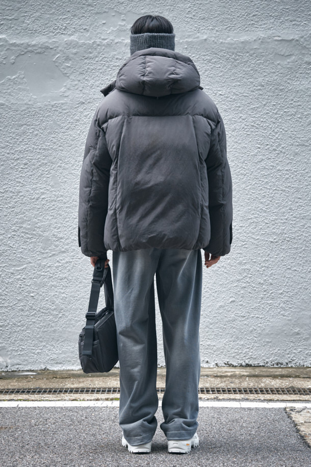 브라운 후디 다운 푸퍼 재킷은 겨울철 일상에서 캐주얼하고 미니멀한 스타일을 연출하기에 좋은 아우터입니다. 넉넉한 오버핏으로 편안함을 강조하며, 후드와 이중넥, 이중 플라켓, 2-WAY 지퍼 등의 디테일이 돋보입니다. 무지 디자인에 나일론과 구스다운 소재를 사용하여 보온성을 높였으며, 두꺼운 두께감으로 추운 날씨에도 따뜻하게 착용할 수 있습니다. 밑단 스트링과 히든 포켓은 실용성을 더해주며, 긴 소매 기장으로 더욱 포근한 느낌을 줍니다.
