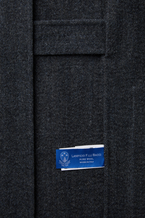 HED MAYNER (헤드 메이너)의 Grey Back Slit Robe Coat (그레이 백 슬릿 로브 코트)는 미니멀한 스타일을 추구하는 당신을 위한 아우터입니다. 가을, 겨울 시즌에 어울리는 롱 기장의 로브 코트로, 이탈리안 울 원단을 사용하여 부드러운 촉감을 선사합니다. 오버핏과 루즈핏으로 편안한 착용감을 강조하며, 후면 넥 슬릿과 벨트 허리 슬릿 구조가 독특한 디자인 포인트를 더합니다. 출근룩, 오피스룩, 모임룩 등 다양한 TPO에 활용 가능한 클래식하고 시크한 아이템입니다.
