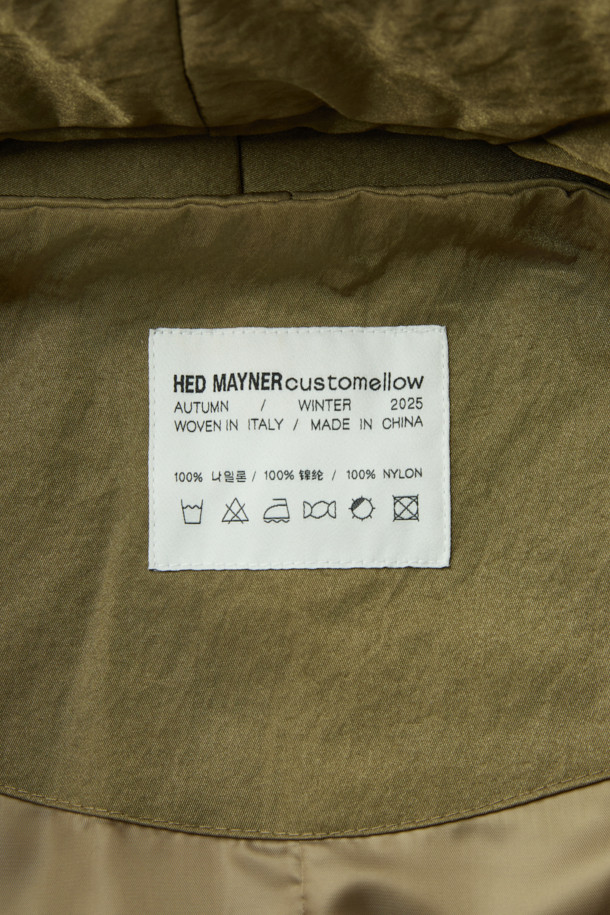 [HED MAYNER] 골드 백 슬릿 로브 코트는 남성용 아우터로, 가을과 겨울에 착용하기 좋습니다. 미니멀하고 모던한 스타일의 이 로브 코트는 부드러운 촉감의 나일론 소재와 넉넉한 오버핏으로 제작되었습니다. 등 부분의 넥 슬릿 디테일과 벨트 허리 슬릿 구조가 특징이며, 내부에는 패딩 안감과 외부 및 내부 포켓이 있어 실용성을 더했습니다. 광택감 있는 골드 컬러는 출근룩이나 모임룩에 시크하고 클래식한 분위기를 연출합니다.
