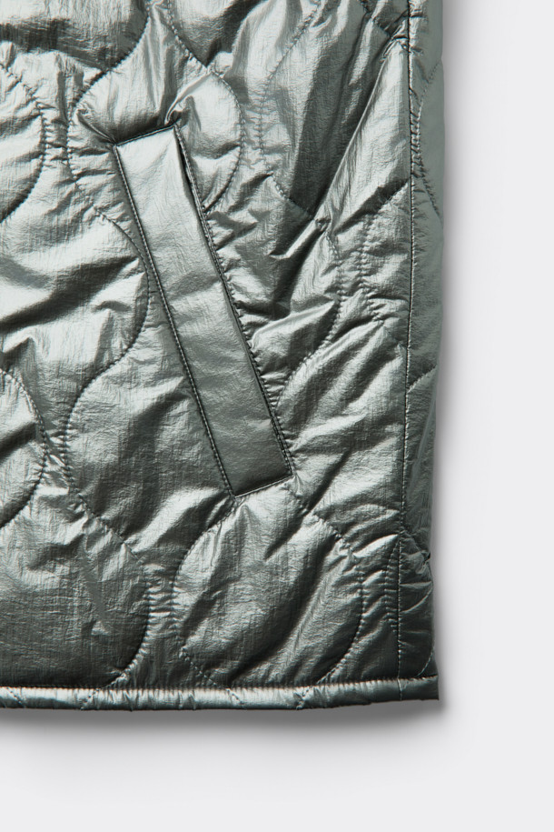 브라운 컬러의 Brown Millerain 파이어맨 재킷입니다. 가을과 겨울에 착용하기 좋은 두꺼운 두께감의 남성용 점퍼로, 밀리터리 및 클래식 스타일을 연출합니다. 면 소재로 제작되었으며, 오버핏 레귤러 기장으로 편안한 착용감을 선사합니다. 탈부착 가능한 패딩 내피와 카라 배색, YKK 2-Way 지퍼, 앞여밈 쇠고리 디테일이 특징입니다. 출근룩, 클래식, 미니멀, 워크웨어 스타일로 다양한 코디에 활용하기 좋습니다.
