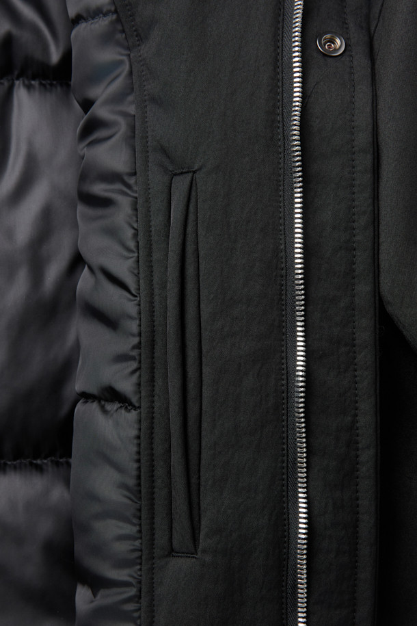 [HED MAYNER] 블랙 오버사이즈 핏 패딩 파카는 겨울철 일상과 출근룩에 모두 잘 어울리는 남성용 점퍼입니다. 부드러운 나일론 소재와 두꺼운 두께감으로 보온성을 높였으며, 오버핏 디자인과 라운드 숄더, 소매 스트랩 디테일이 특징입니다. 퀼팅 안감과 내외부 포켓 구성으로 실용성을 더했으며, 지퍼 여밈 방식으로 간편하게 착용할 수 있습니다. 미니멀하고 시크한 스타일을 연출하기에 좋으며, 다양한 룩에 활용하기 용이합니다.
