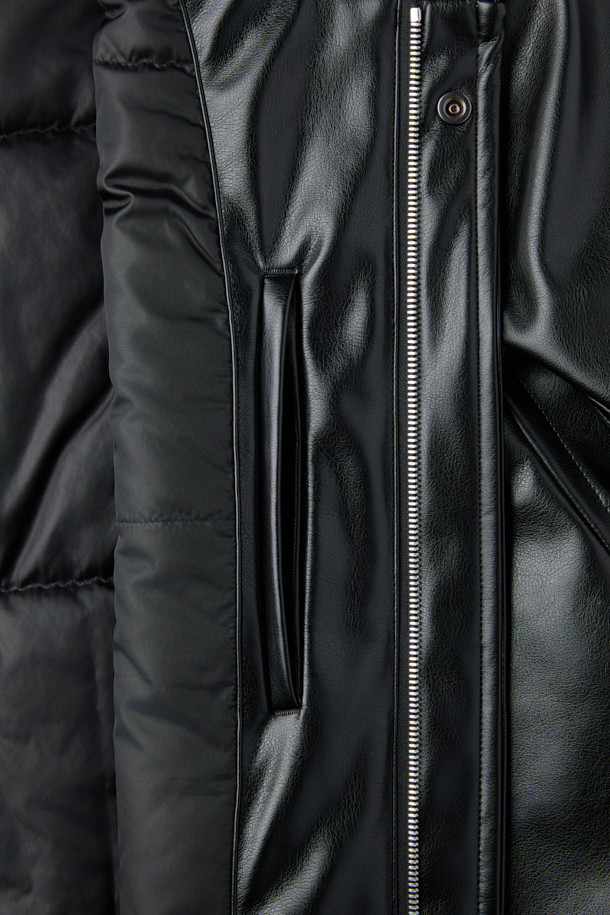 HED MAYNER (헤드 메이너)의 블랙 페이크 레더 패디드 파카는 겨울철 일상에서 모던하고 미니멀한 스타일을 연출하기에 완벽한 아우터입니다. 부드러운 합성 가죽 소재에 넉넉한 오버핏 실루엣으로 편안한 착용감을 선사하며, 퀼팅 안감과 두꺼운 두께로 뛰어난 보온성을 제공합니다. 라운드 숄더, 소매 스트랩, 내/외부 포켓, YKK 2-Way 지퍼, 은은한 광택감 등의 디테일이 돋보이며, 긴 소매 기장으로 세련된 분위기를 더합니다. 시크하고 캐주얼한 스타일을 즐기는 남성분들께 추천하는 아이템입니다.
