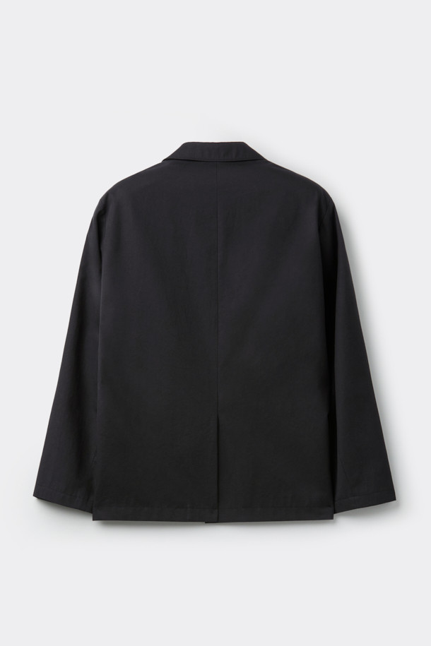 블랙 루즈 핏 코튼 셋업 재킷입니다. 봄, 가을에 어울리는 얇은 두께의 면 소재로 제작되어 편안한 착용감을 선사합니다. 캐주얼, 미니멀, 클래식 스타일을 아우르며, 출근룩 및 비즈니스 캐주얼에 활용하기 좋습니다. 루즈 핏 디자인과 무지 패턴으로 어떤 옷에도 쉽게 매치할 수 있으며, 버튼 여밈 방식과 긴 소매 기장으로 깔끔한 실루엣을 연출합니다. 안감과 패드가 없는 디자인으로 가볍게 걸치기 좋습니다.
