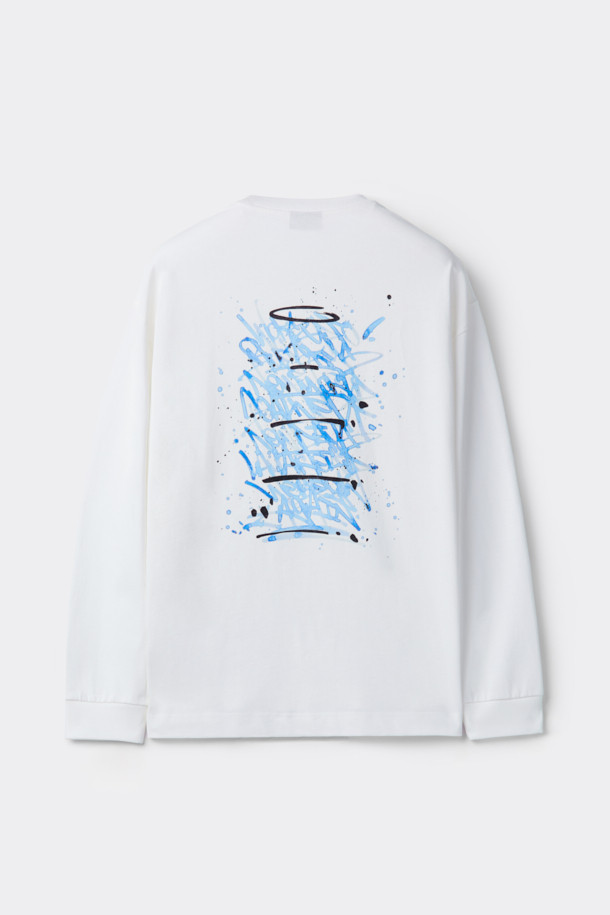 [비스코 스미스] 화이트 그래픽 티셔츠는 [BISCO SMITH] 작가의 'BlueSkies' 작품을 모티브로 한 제품입니다. 전면에는 작가 시그니처 프린트가, 후면에는 그래픽 프린트가 돋보이는 디자인입니다. 부드러운 면 소재로 제작되어 편안한 착용감을 선사하며, 릴랙스 핏으로 제작되어 캐주얼, 스트릿 스타일을 연출하기 좋습니다. 봄, 여름, 가을 시즌에 데이트룩, 동네 마실룩 등 다양한 상황에 활용하기 좋은 긴소매 라운드넥 티셔츠입니다. 얇은 두께감으로 가볍게 착용할 수 있습니다.
