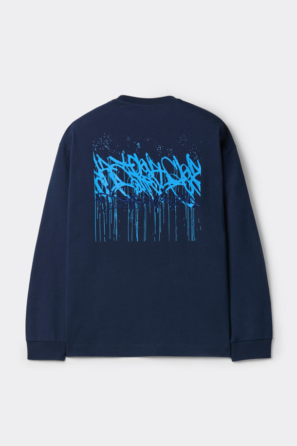 [BISCO SMITH] 네이비 그래픽 티셔츠는 스트릿 스타일을 강조하는 남녀 공용 티셔츠입니다. 면 소재로 제작되어 부드러운 촉감을 선사하며, 봄, 가을에 입기 좋습니다. 릴랙스 핏과 라운드넥 디자인으로 편안한 착용감을 제공하며, 긴소매 기장입니다. 전면의 작가 시그니처 프린트와 후면 프린트, 자수 디테일이 돋보이며, BISCO SMITH 작가의 'CloudControl' 작품 모티브를 담아 소장 가치를 높였습니다.
