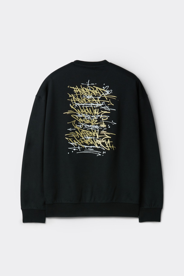 [비스코 스미스] 블랙 그래픽 스웨트셔츠는 BISCO SMITH 작가의 'HoldTheGround' 작품 모티브를 담아낸 스트릿 스타일의 스웻셔츠입니다. 전면에는 작가의 시그니처 프린트가, 후면에는 프린트와 자수 디테일이 더해져 소장 가치를 높였습니다. 릴랙스 핏으로 편안한 착용감을 선사하며, 가을과 겨울철 데일리룩, 동네 마실룩, 여행룩 등 다양한 TPO에 활용하기 좋습니다. 면 소재로 제작되어 탄탄한 촉감을 느낄 수 있으며, 캐주얼, 시티보이 스타일을 즐겨 입는 분들께 추천합니다. 긴 소매 기장으로 보온성을 높였습니다.
