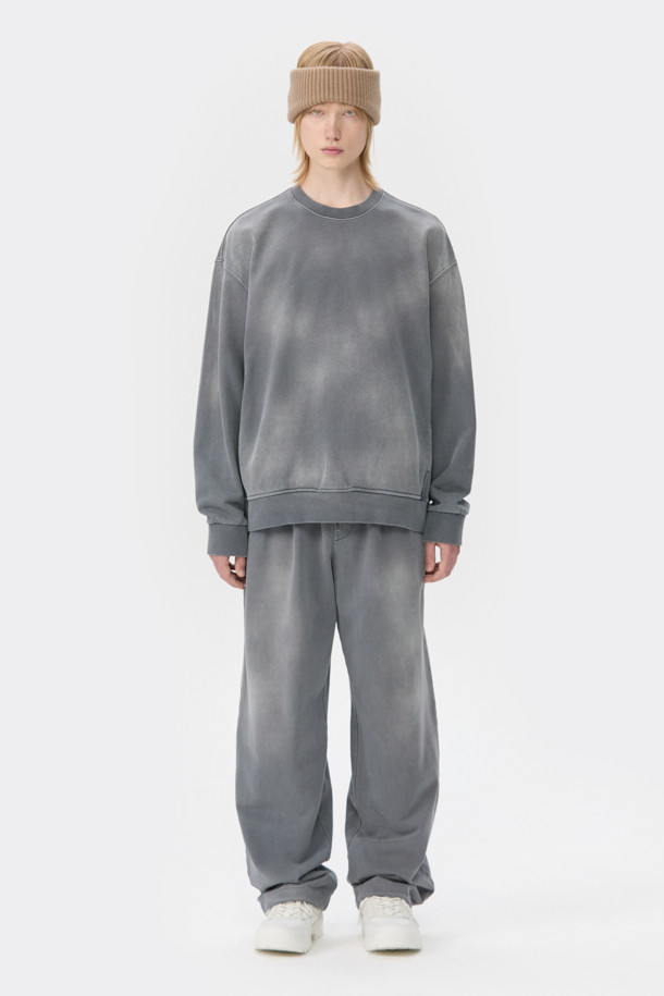 베이지 컬러의 니트 이어머프는 겨울철 추위를 따뜻하게 녹여줄 아이템입니다. 캐시미어와 울 소재 혼방으로 제작되어 부드러운 촉감과 뛰어난 보온성을 자랑하며, 골지 패턴이 클래식하고 베이직한 디자인을 더합니다. 튜브형 실루엣으로 넥워머 또는 헤드워머로도 활용 가능하며, 로고 바 장식이 은은한 포인트를 선사합니다. 출근룩과 연말 모임룩 등 다양한 TPO에 미니멀하고 캐주얼한 스타일로 매치하여 따뜻하면서도 세련된 겨울 스타일을 연출해보세요.
