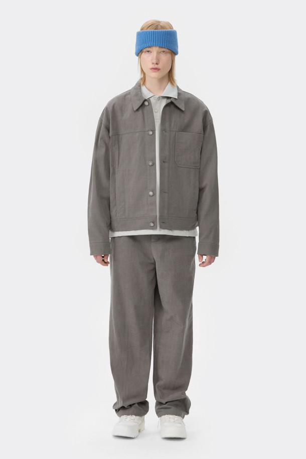 세련된 블루 니트 귀마개입니다. 캐시미어와 울 소재 혼방으로 제작되어 부드러운 촉감과 뛰어난 보온성을 자랑하며, 겨울철 추위로부터 귀를 따뜻하게 보호해 줍니다. 골지 패턴으로 디자인되어 클래식하면서도 미니멀한 스타일을 연출하며, 로고 장식으로 포인트를 더했습니다. 출근룩이나 연말 모임룩 등 다양한 TPO에 활용 가능하며, 캐주얼한 스타일에도 잘 어울립니다.
