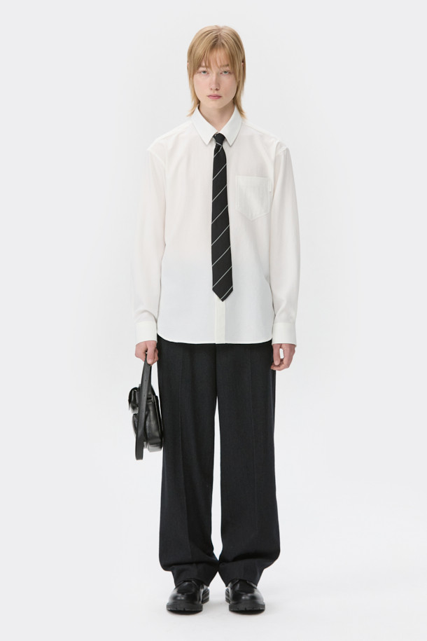 클래식한 스타일을 뽐내는 블랙 스트라이프 넥타이입니다. 부드러운 실크 소재로 제작되어 고급스러운 촉감을 선사하며, 안감에는 로고 자수 디테일이 더해져 세련됨을 더했습니다. 레지멘탈 스트라이프 패턴은 어떤 룩에도 포인트를 주어 오피스룩, 비즈니스 캐주얼, 회의룩 등 다양한 TPO에 활용하기 좋습니다. 미니멀한 디자인으로 유행을 타지 않고 오랫동안 착용할 수 있습니다.
