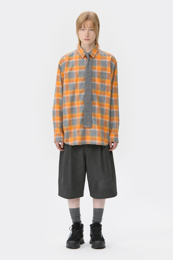 세련된 스타일을 완성하는 그레이 니트 넥타이입니다. 남성용으로, 베이직하면서도 클래식한 디자인이 특징입니다. 폴리에스테르 소재로 제작되어 형태 유지력이 뛰어나고 내구성이 좋습니다. 니트 조직 텍스처와 스퀘어 팁 디자인이 돋보이며, 오피스룩, 비즈니스 캐주얼, 회의룩 등 다양한 TPO에 활용하기 좋습니다. 미니멀한 스타일을 선호하는 분들께 추천합니다.
