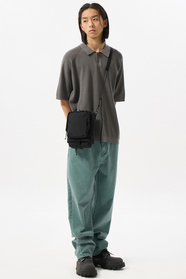 블랙 나일론 미니 크로스 백은 미니멀하고 캐주얼한 스타일을 추구하는 남성을 위한 가방입니다. 가볍고 튼튼한 나일론 소재로 제작되어 동네 마실, 산책, 여행 등 다양한 TPO에 활용하기 좋습니다. 심플한 무지 디자인에 사각형 모양으로, 지퍼형 잠금 방식과 숄더 스트랩으로 실용성을 더했습니다. 데일리룩에 시티보이 감성을 더할 수 있는 아이템입니다.
