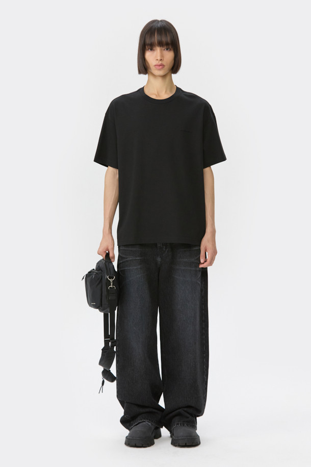 블랙 코튼 크로스백은 면과 나일론 혼방 소재로 제작되어 튼튼하며, 미니멀하고 캐주얼한 스타일을 연출합니다. 사각 형태의 미디엄 사이즈 가방으로, 로고, 리벳, 참 장식이 포인트로 더해져 세련된 느낌을 줍니다. 사이즈 조절이 가능하며, 탈부착 파우치가 있어 실용성을 높였습니다. 출근룩과 비즈니스 캐주얼에 활용하기 좋으며, 시티보이 스타일을 완성하는 데 적합합니다. 일상생활에서 편안하게 사용할 수 있는 아이템입니다.
