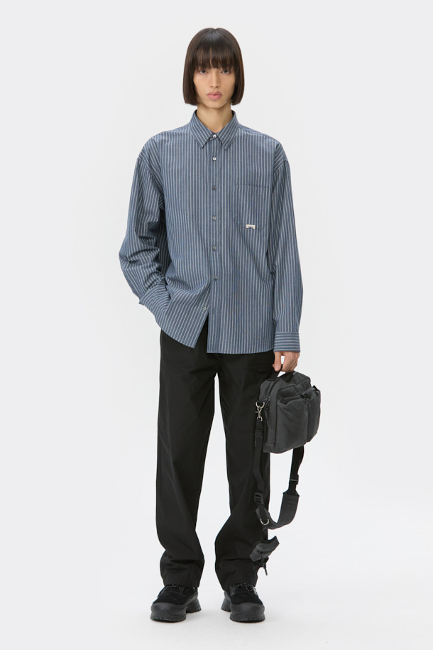 그레이 코튼 크로스백은 면 소재로 제작되어 부드러운 질감과 편안한 착용감을 선사합니다. 미디엄 사이즈의 사각 디자인에 로고 리벳 장식이 포인트로 더해져 캐주얼하면서도 미니멀한 스타일을 연출합니다. 워싱 처리된 면 소재는 자연스러운 멋을 더하며, 웨빙 손잡이와 탈부착 파우치 참으로 실용성을 높였습니다. 넉넉한 내외부 수납공간과 지퍼형 잠금 방식으로 소지품을 안전하게 보관할 수 있으며, 길이 조절이 가능한 스트랩으로 다양한 스타일을 소화할 수 있습니다. 출근룩, 비즈니스 캐주얼, 여행룩 등 다양한 TPO에 활용하기 좋은 데일리 크로스백입니다.
