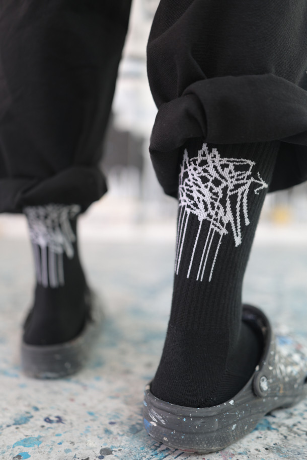 [BISCO SMITH] 블랙 그래픽 양말은 BISCO SMITH 작가의 'AsAbove' 작품을 모티프로 디자인된 공용 양말입니다. 면혼방 소재로 제작되어 부드러운 촉감과 사계절 내내 착용 가능한 실용성을 갖췄습니다. 블랙 컬러 바탕에 그래픽 및 로고 패턴이 돋보이며, 캐주얼, 미니멀, 스트리트 스타일을 즐겨 입는 분들께 추천합니다. 일상생활은 물론 산책룩, 집콕룩에도 잘 어울리며, 논슬립 기능으로 편안한 착용감을 제공합니다. 양말 바닥면에는 작가명이 새겨져 소장 가치를 더합니다.
