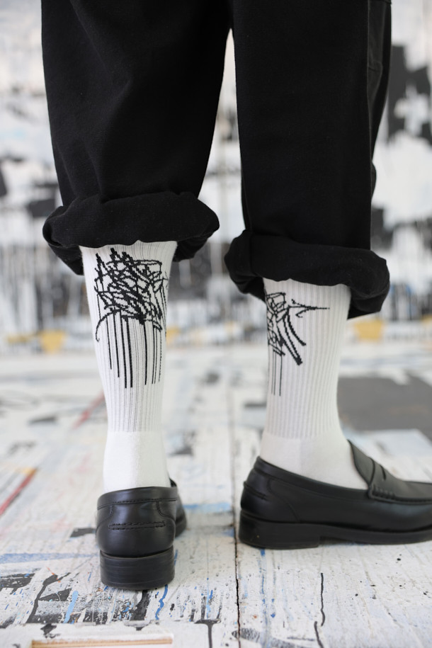 [BISCO SMITH] 화이트 그래픽 양말은 BISCO SMITH 작가의 'AsAbove' 작품을 모티브로 한 디자인이 돋보이는 양말입니다. 면혼방 소재로 제작되어 부드러운 촉감을 선사하며, 사계절 내내 편안하게 착용할 수 있습니다. 깔끔한 화이트 컬러 바탕에 로고와 프린트 패턴이 돋보이며, 밑면에는 작가명이 새겨져 소장 가치를 더합니다. 캐주얼, 미니멀, 스트리트 스타일 어디에도 잘 어울리며, 논슬립 기능으로 활동성까지 고려했습니다. 동네 마실룩, 산책룩, 집콕룩 등 다양한 TPO에 활용할 수 있습니다.
