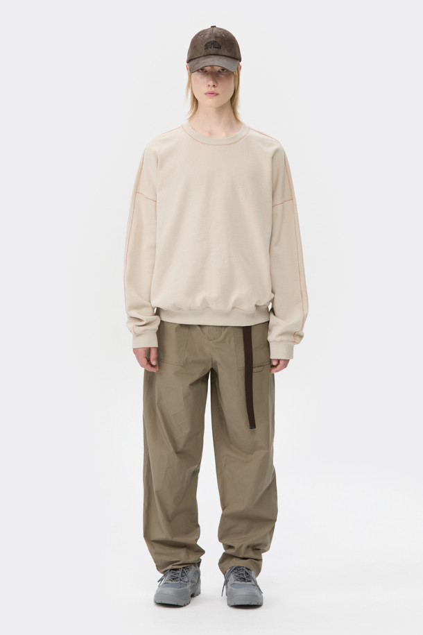 브라운 텍스처 캡은 부드러운 합성가죽 소재로 제작되어 봄, 여름, 가을 계절에 착용하기 좋습니다. 일반적인 깊이와 챙 넓이로 디자인되었으며, 로고 패턴과 자수, 리벳 장식이 돋보입니다. 텍스처 소재와 은은한 광택감이 특징이며, 캐주얼, 미니멀, 클래식 스타일을 즐기는 분들께 추천합니다. 동네 마실룩, 산책룩, 여행룩 등 다양한 TPO에 활용할 수 있으며, 사이즈 조절 기능으로 편안한 착용감을 제공합니다.
