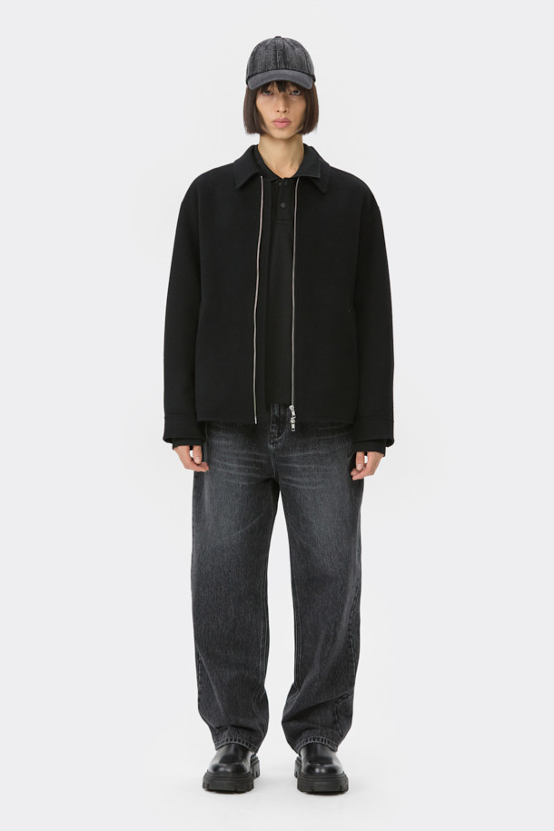 블랙 워시드 데님 캡은 캐주얼, 클래식, 미니멀 스타일을 즐기는 분들을 위한 데일리 모자입니다. 부드러운 촉감의 데님과 면 혼방 소재로 제작되어 봄, 여름, 가을 계절에 착용하기 좋습니다. 깊은 모자 깊이와 일반 챙 넓이로 편안한 착용감을 선사하며, 빈티지한 워싱 디테일이 돋보입니다. 클래식한 볼캡 쉐입에 로고 리벳 장식과 후면 비죠 디테일로 포인트를 더했습니다. 사이즈 조절이 가능하여 누구나 편안하게 착용할 수 있으며, 동네 마실룩, 산책룩, 여행룩 등 다양한 TPO에 활용하기 좋습니다.
