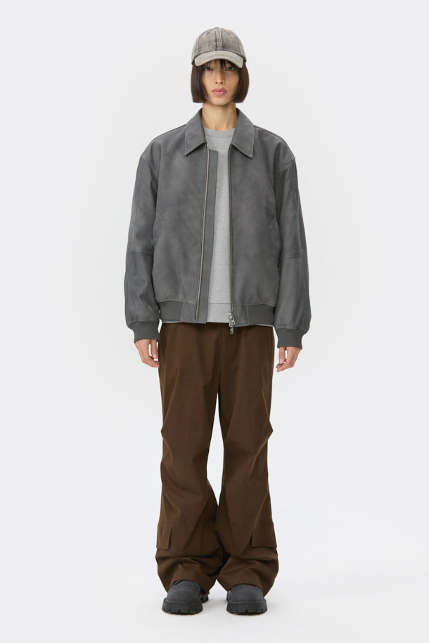 그레이 워싱 데님 캡은 캐주얼, 미니멀, 클래식 스타일을 선호하는 분들을 위한 데일리 패션 아이템입니다. 봄, 여름, 가을 계절에 착용하기 좋으며, 동네 마실룩, 산책룩, 여행룩 등 다양한 TPO에 활용할 수 있습니다. 워싱 처리된 데님 소재와 깊은 핏, 일반 챙 넓이가 편안한 착용감을 선사하며 빈티지한 텍스처가 매력적입니다. 사이즈 조절이 가능하며, 로고 리벳과 비죠 디테일이 디자인의 포인트를 더합니다. 무지 디자인으로 어떤 스타일에도 쉽게 매치할 수 있습니다.
