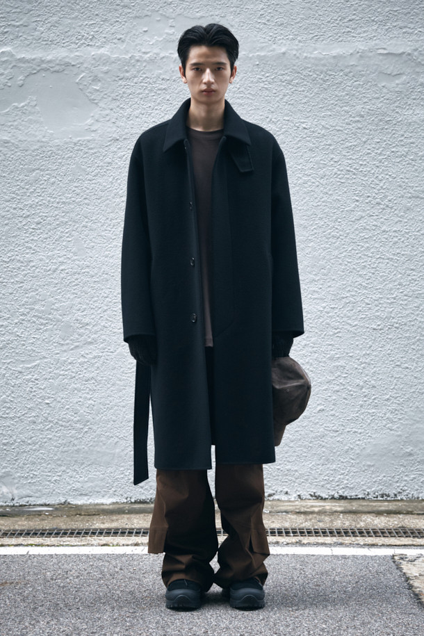 세련된 무드를 연출하는 블랙 울 맥 코트입니다. 가을, 겨울 시즌에 어울리는 두꺼운 두께감으로 보온성을 높였으며, 미니멀하고 클래식한 디자인이 특징입니다. 히든 버튼 여밈 방식과 오버핏으로 편안한 착용감을 선사하며, 탈부착 가능한 허리 벨트와 비죠 장식으로 다양한 스타일을 연출할 수 있습니다. 롱 기장과 긴 소매, 둥근 포켓 디테일이 돋보이며, 상체 상단 부분 안감 처리를 통해 고급스러움을 더했습니다. 출근룩, 비즈니스 캐주얼, 모임룩 등 다양한 TPO에 활용 가능하며, 시크하고 세련된 스타일을 완성해 보세요.
