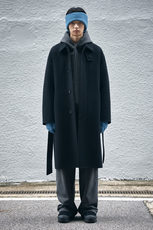 블랙 캐시미어 블렌디드 맥 코트는 미니멀하고 클래식한 스타일을 추구하는 분들을 위한 아우터입니다. 울, 나일론, 캐시미어, 폴리우레탄의 혼방 소재로 제작되어 부드러운 촉감과 고급스러운 분위기를 선사합니다. 히든 버튼 여밈 방식과 오버핏 실루엣으로 편안하면서도 세련된 핏을 연출하며, 탈부착 가능한 허리 벨트와 비죠 장식으로 다양한 스타일을 연출할 수 있습니다. 가을, 겨울 시즌에 출근룩, 오피스룩, 모임룩 등 다채로운 TPO에 활용 가능하며, 핸드메이드 공법 봉제와 둥근 모서리 포켓 등의 디테일이 돋보입니다. 상체 상단 부분만 안감 처리되어 보온성을 더했습니다.
