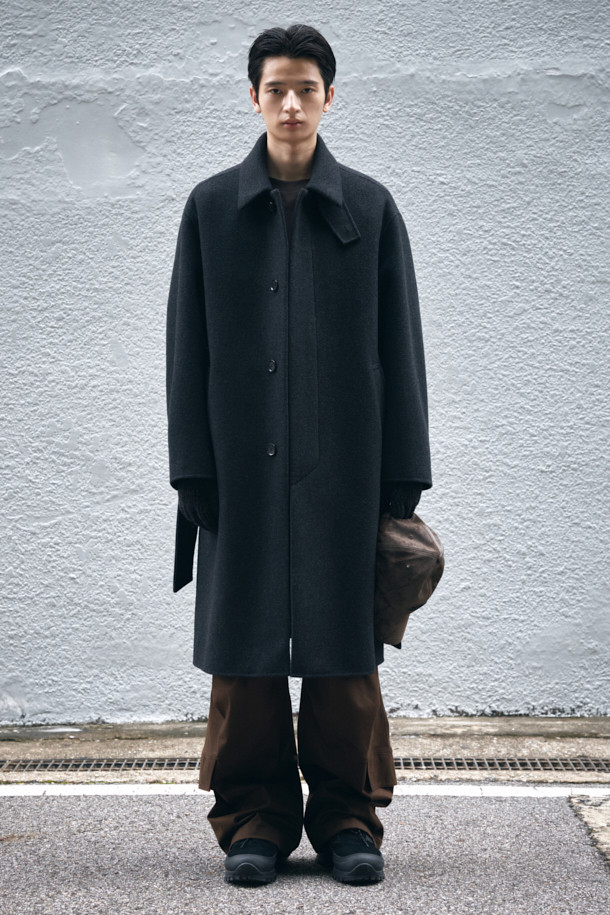 그레이 캐시미어 블렌드 맥 코트는 남성 고객을 위한 아우터입니다. 가을과 겨울에 어울리는 두꺼운 두께감으로, 캐시미어, 울, 나일론, 폴리우레탄 혼방 소재를 사용하여 부드러운 촉감을 선사합니다. 히든 버튼 여밈 방식의 롱 기장 오버핏 코트로, 클래식, 미니멀, 시크 스타일을 연출하기 좋습니다. 탈부착 가능한 허리 벨트와 비죠 장식, 핸드메이드 봉제, 둥근 포켓 디자인, 상체 상단 안감 적용 등 디테일이 돋보이며, 출근룩, 비즈니스 캐주얼, 모임룩에 활용하기 좋습니다.
