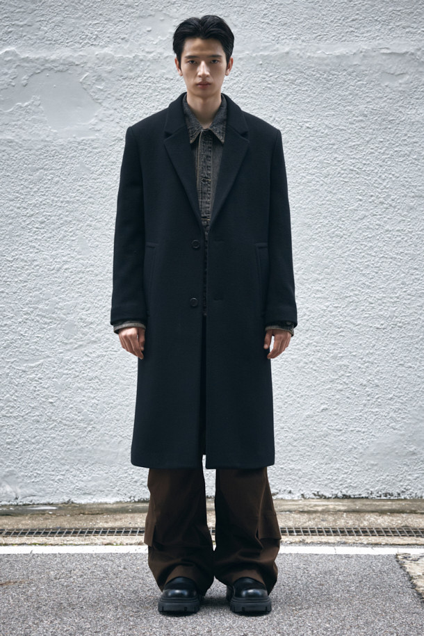 블랙 캐시미어 블렌디드 싱글 코트는 남성 고객을 위한 가을/겨울용 아우터입니다. 울, 캐시미어, 폴리에스테르, 나일론, 레이온, 코튼 등 다양한 소재를 혼방하여 부드러운 촉감과 두꺼운 두께를 자랑합니다. 클래식하고 미니멀한 스타일로, 오피스룩, 비즈니스 캐주얼, 모임룩 등 TPO에 맞춰 시크하게 연출할 수 있습니다. 너치드 라펠, 2버튼, 사이드 다트, 숄더 다트, 어깨 패드, 포켓 스티치 디테일이 돋보이는 레귤러핏 싱글 코트입니다. 긴 소매 기장의 무지 디자인으로 어떤 스타일에도 쉽게 매치할 수 있습니다.
