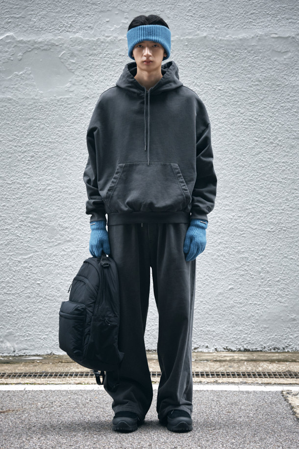 그레이 염색 스웻 팬츠는 편안한 일상 스타일을 위한 완벽한 선택입니다. 피그먼트 다잉 기법으로 제작되어 자연스러운 색감과 탄탄한 촉감을 자랑하며, 와이드핏으로 트렌디한 무드를 연출합니다. 허리 밴딩과 스트링, 밑단 스트링 스토퍼를 통해 편안한 착용감을 제공하며, 포켓 하단 로고 자수가 은은한 포인트를 더합니다. 봄, 가을, 겨울 모두 활용 가능한 긴 기장의 스웻 팬츠는 집콕룩, 산책룩은 물론 미니멀, 시티보이 스타일까지 소화 가능한 활용도 높은 아이템입니다. 후면 벨트고리에는 시그니처 스트링 디테일이 더해져 더욱 스타일리시하게 연출할 수 있습니다.
