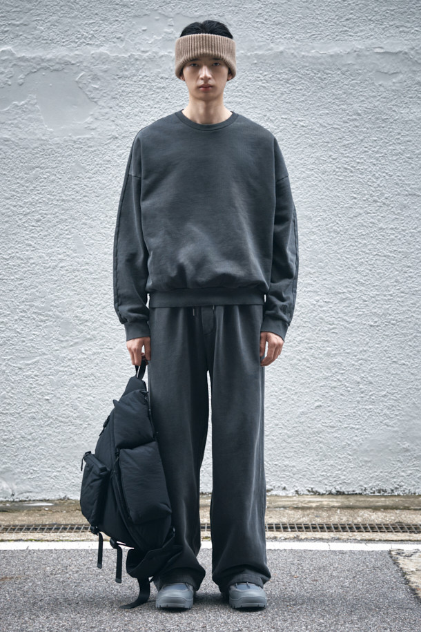 그레이 색상의 그레이 염색 스웨트셔츠입니다. 베이직하고 캐주얼한 스타일로, 봄, 가을, 겨울 모두 활용 가능합니다. 피그먼트 다잉 처리된 면 소재로 제작되었으며, 오버핏으로 편안한 착용감을 선사합니다. 소매에는 로고 자수가, 후면에는 시그니처 스트링 디테일이 있으며, 밑단과 소매는 시보리 처리되어 있습니다. 집콕룩이나 산책룩으로 미니멀하고 클래식하게 연출해보세요.
