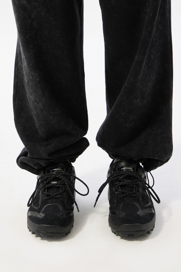 블랙 비브람 로우 스니커즈는 남성 고객을 위한 사계절용 운동화입니다. 라운드 앞코 디자인과 무지 패턴으로 어떤 옷에도 잘 어울리는 캐주얼한 스타일을 연출합니다. 통기성이 좋은 메시 소재에 비브람 아웃솔을 사용하여 내구성과 충격 흡수 기능이 뛰어나며, 스포티한 디자인과 로고 디테일로 포인트를 더했습니다. 끈 형식의 신발 여밈과 로우탑 디자인으로 편안한 착용감을 제공하며, 동네 마실룩, 산책룩, 여행룩 등 다양한 TPO에 활용하기 좋습니다. 미니멀하고 스포티한 스타일을 선호하는 고객에게 적합합니다.
