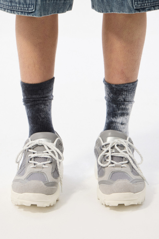 그레이 비브람 로우 스니커즈는 남성용 신발로, 캐주얼, 미니멀, 스포티한 스타일을 연출하기에 좋습니다. 사계절 모두 착용 가능하며, 동네 마실룩, 산책룩, 여행룩에 적합합니다. 라운드 앞코에 메쉬 소재, 플랫 굽으로 편안함을 더했고, 로우컷 탑라인과 끈 타입으로 디자인되었습니다. 비브람 아웃솔을 사용하여 충격 흡수와 통기성이 뛰어나며, 스페어 끈과 로고 디테일로 포인트를 더했습니다.
