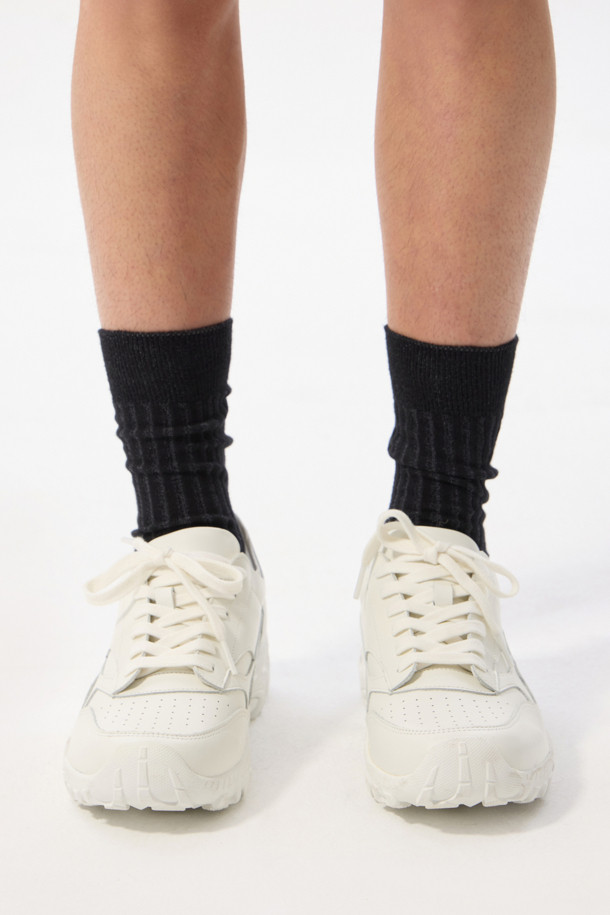 화이트 레더 스니커즈는 남성을 위한 베이직하고 심플한 디자인의 운동화입니다. 사계절용으로, 부드러운 소가죽 소재와 내구성이 뛰어난 비브람 솔을 사용하여 편안함과 스타일을 모두 갖췄습니다. 라운드 형태의 앞코와 끈으로 묶는 디자인, 로우탑 스타일로 제작되었으며, 무지 패턴으로 다양한 스타일에 매치하기 좋습니다. 일상생활, 산책, 출근 등 다양한 TPO에 활용 가능하며, 충격 흡수 기능으로 편안한 착용감을 제공합니다.
