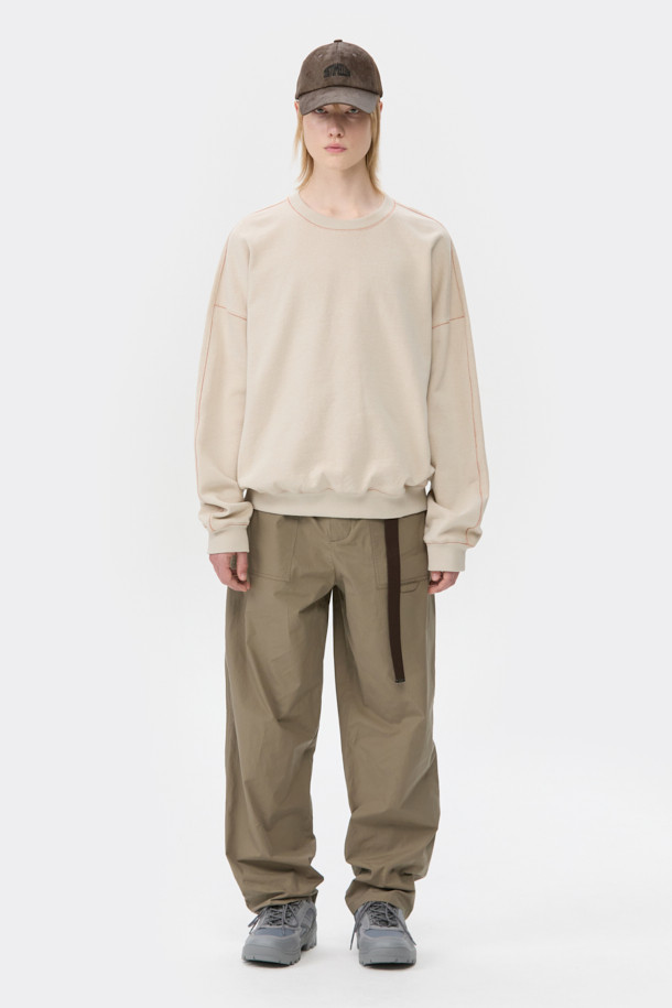 그레이 컬러의 Vibram(비브람) 하이브리드 스니커즈는 남성 고객을 위해 디자인되었습니다. 스웨이드와 메쉬 소재를 사용하여 사계절 모두 착용 가능하며, 일상과 아웃도어 활동에 적합합니다. 비브람 아웃솔을 적용하여 내구성과 충격 흡수 기능을 제공하며, 힐탭 스트랩과 3M 스트링, 로고 패턴으로 포인트를 더했습니다. 유틸리티 스타일의 캐주얼, 고프코어, 미니멀 룩에 잘 어울리는 아이템입니다.
