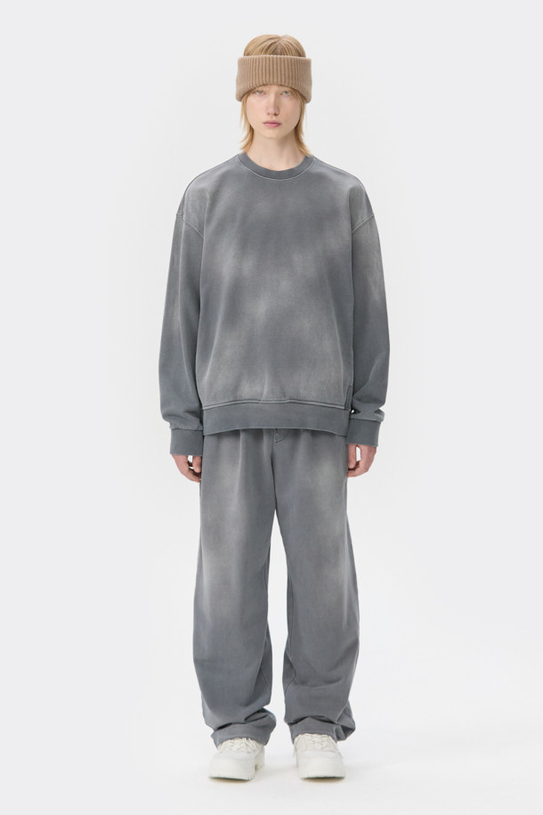 화이트 비브람 하이브리드 스니커즈는 일상과 아웃도어 활동 모두에 적합한 남성용 스니커즈입니다. 스웨이드와 메쉬 소재의 조화로 제작되었으며, 라운드 앞코에 플랫 굽 디자인으로 편안한 착용감을 제공합니다. 비브람 아웃솔을 사용하여 탁월한 접지력과 내구성을 자랑하며, 충격 흡수 기능으로 활동성을 높였습니다. 힐탭 스트랩, 3M 스트링, 유틸리티 스타일의 디테일과 로고 패턴이 더해져 캐주얼, 미니멀, 클래식 스타일을 완성합니다. 여행룩과 산책룩에 활용하기 좋은 디자인입니다.
