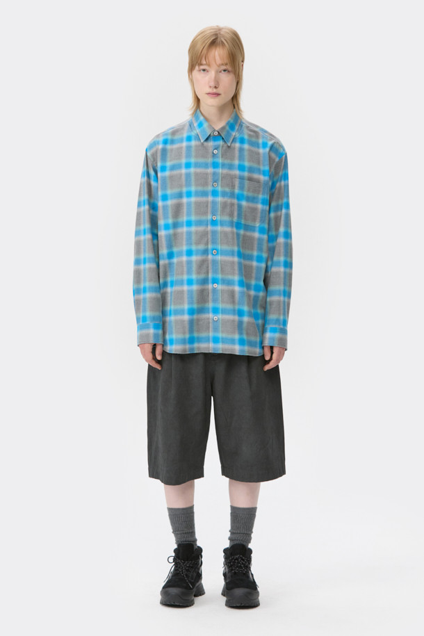 블랙 비브람 하이브리드 부츠는 남성용 부츠로, 하이킹과 일상생활 모두에 적합한 디자인입니다. 스웨이드, 합성가죽, 메쉬 소재를 사용하여 가을, 겨울철에 따뜻하고 편안하게 착용할 수 있습니다. 라운드 앞코에 하이탑 디자인, 레이스업 방식을 적용했으며, 힐탭 스트랩, 3M 스트링, 비브람 아웃솔을 통해 기능성과 내구성을 높였습니다. 충격 흡수 기능과 스티치 디테일, 레이어드 가죽 패널을 더해 스트리트, 스포티, 고프코어 및 워크웨어 스타일을 완성할 수 있습니다.
