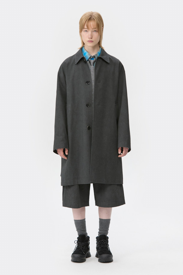 세련된 스타일을 완성하는 그레이 벨티드 맥 코트입니다. 남녀 공용으로, 봄, 가을 시즌에 착용하기 좋은 오버핏 디자인의 맥 코트입니다. 베이직하고 클래식한 무드를 자아내며, 무지 패턴과 허리 벨트로 포인트를 더했습니다. 히든 버튼 여밈과 긴 소매 기장으로 깔끔한 실루엣을 연출하며, 출근룩, 비즈니스 캐주얼, 모임룩 등 다양한 TPO에 활용할 수 있습니다. 면 소재로 제작되어 편안한 착용감을 선사하며, 미니멀하고 시크한 스타일을 완성해 보세요.
