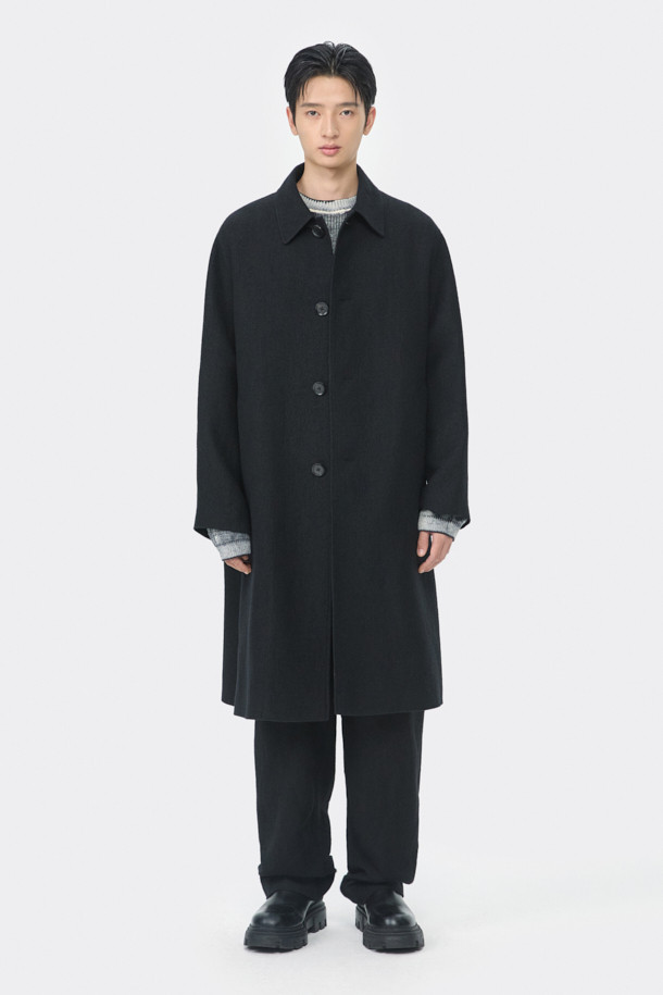 블랙 울 린넨 발마칸 코트는 남성용 아우터로, 가을과 겨울에 착용하기 좋습니다. 미니멀하고 클래식한 스타일을 추구하는 분들께 적합하며, 출근룩, 비즈니스 캐주얼, 모임룩 등 다양한 TPO에 활용할 수 있습니다. 롱 기장의 레귤러핏 발마칸 코트로, 히든 여밈 방식과 래글런 소매, 사이드 벤트 디테일이 특징입니다. 울과 린넨 혼방 소재로 제작되어 두꺼운 두께감을 자랑하며, 시크한 무드를 연출합니다.
