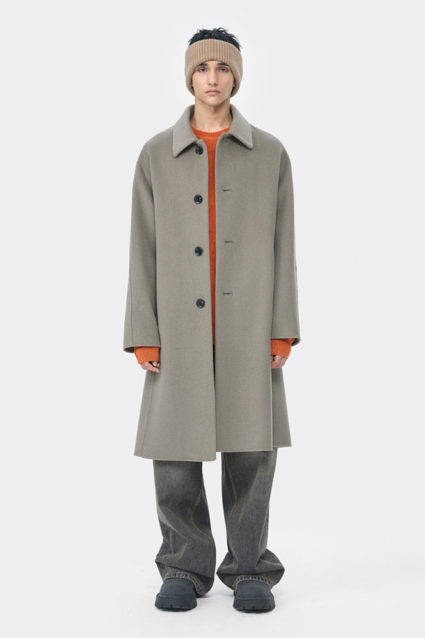 베이지 컬러의 캐시미어 블렌디드 발마칸 코트입니다. 울, 캐시미어, 폴리에스터, 나일론, 레이온, 아크릴, 코튼 등 다양한 소재를 혼방하여 부드러운 촉감과 두꺼운 두께감을 선사합니다. 클래식하고 미니멀한 스타일로, 백 돌먼 소매 디자인과 핸드메이드 공법 봉제가 특징입니다. 레귤러 핏에 싱글 버튼 여밈 방식이며, 가을과 겨울에 출근룩, 비즈니스 캐주얼, 모임룩 등 다양한 TPO에 활용하기 좋습니다. 시크한 매력을 더해주는 베이직한 디자인의 남성용 발마칸 코트입니다.
