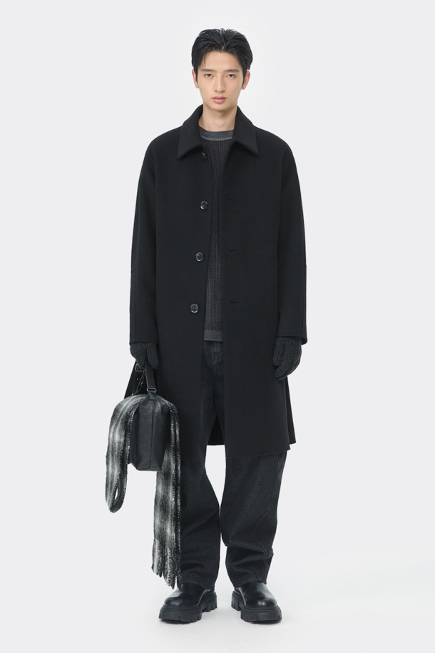 블랙 캐시미어 블렌디드 발마칸 코트는 남성용 아우터로, 가을과 겨울에 착용하기 좋습니다. 부드러운 촉감의 울, 캐시미어 혼방 소재로 제작되어 일상, 출근룩, 비즈니스 캐주얼, 모임룩 등 다양한 TPO에 활용 가능합니다. 클래식, 미니멀, 시크 스타일을 연출하기 좋으며, 레귤러 핏과 긴 소매 기장이 특징입니다. 백 돌먼 소매 디자인과 핸드메이드 공법 봉제로 완성되어 고급스러움을 더합니다. 싱글 버튼 여밈 방식의 두꺼운 발마칸 코트로, 따뜻함과 스타일을 동시에 잡을 수 있습니다.
