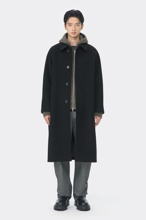 블랙 캐시미어 블렌디드 오버사이즈 핏 발마칸 코트는 미니멀하고 클래식한 스타일을 추구하는 남성분들을 위한 아우터입니다. 울, 캐시미어, 폴리에스테르 등 다양한 소재를 혼방하여 부드러운 촉감과 보온성을 동시에 잡았습니다. 래글런 소매 디자인으로 활동성을 높였으며, 히든 버튼 여밈 방식으로 깔끔한 실루엣을 연출합니다. 롱 기장과 오버핏으로 트렌디함을 더했으며, 가을, 겨울철 출근룩, 오피스룩, 모임룩 등 다양한 TPO에 활용 가능합니다. 시크하고 세련된 블랙 컬러의 발마칸 코트로 당신의 스타일을 완성해보세요.
