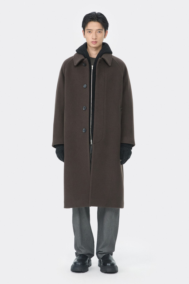 부드러운 캐시미어 블렌딩 소재의 브라운 발마칸 코트입니다. 오버핏으로 제작되어 편안하면서도 세련된 실루엣을 연출하며, 가을과 겨울에 따뜻하게 착용하기 좋습니다. 히든 버튼 여밈 방식과 래글런 소매 디테일이 특징이며, 클래식하고 미니멀한 디자인으로 다양한 스타일을 소화할 수 있습니다. 출근룩, 비즈니스 캐주얼, 모임룩 등 TPO에 구애받지 않고 시크하게 연출해보세요. 울, 캐시미어, 폴리에스테르, 앙고라 혼방으로 부드러운 촉감과 보온성을 제공합니다.
