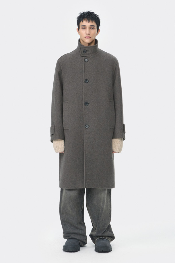 **브라운 울 하이넥 코트**

부드러운 멜란지 브라운 컬러의 남성용 울 하이넥 코트입니다. 가을과 겨울, 쌀쌀한 날씨에 따뜻하게 착용할 수 있는 두꺼운 두께감의 롱 코트입니다. 미니멀하고 베이직한 디자인으로, 출근룩, 비즈니스 캐주얼, 모임룩 등 다양한 TPO에 활용 가능합니다. 래글런 소매 디테일이 돋보이며, 레귤러핏으로 제작되어 편안한 착용감을 선사합니다. 싱글 버튼 여밈 방식으로 클래식, 미니멀, 시크 스타일을 연출하기 좋습니다.
